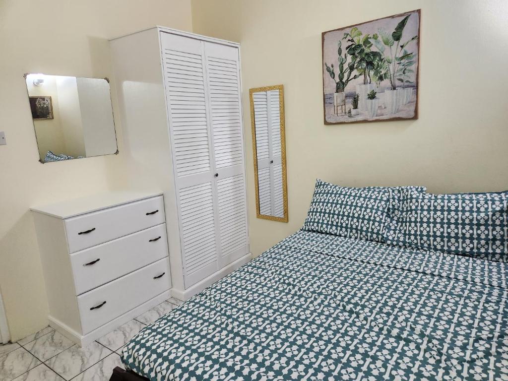 The LimeSun Lover's Apartments的一间卧室配有一张床、梳妆台和镜子
