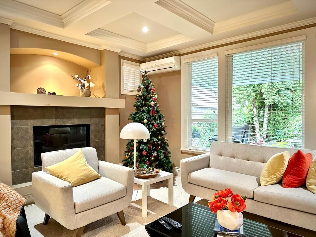 Pitt MeadowsLangley独立洗手间的一楼温馨客房的客厅的角落处有圣诞树