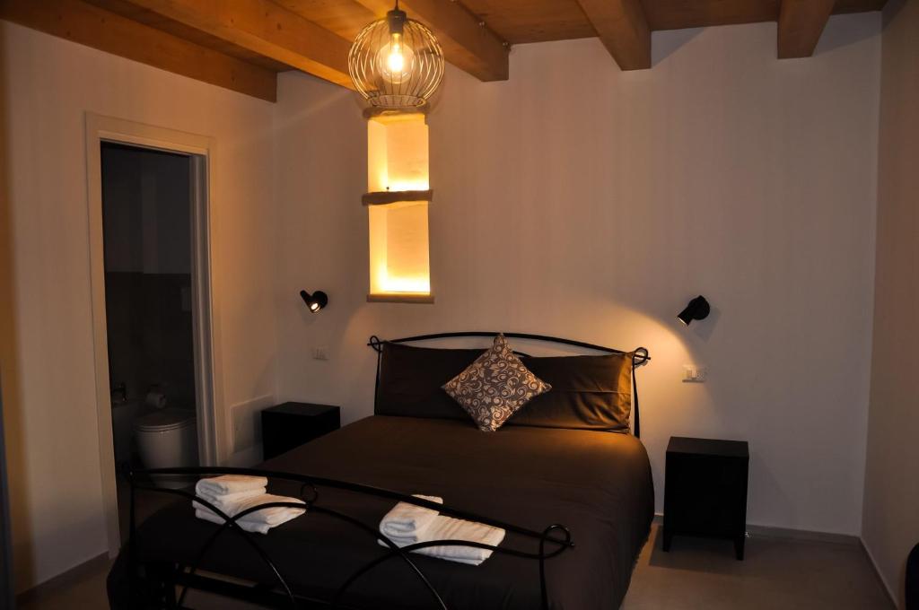 乌尔比诺Bramante Suites Urbino的一间卧室配有黑色床,上面有灯