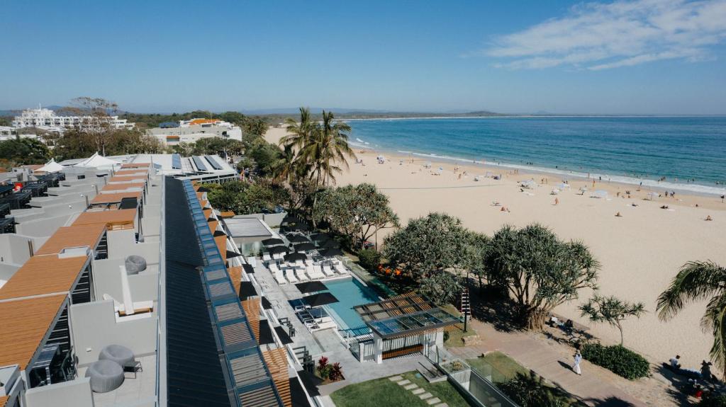 努萨角Netanya Noosa Beachfront Resort的享有海滩和大楼的空中景致