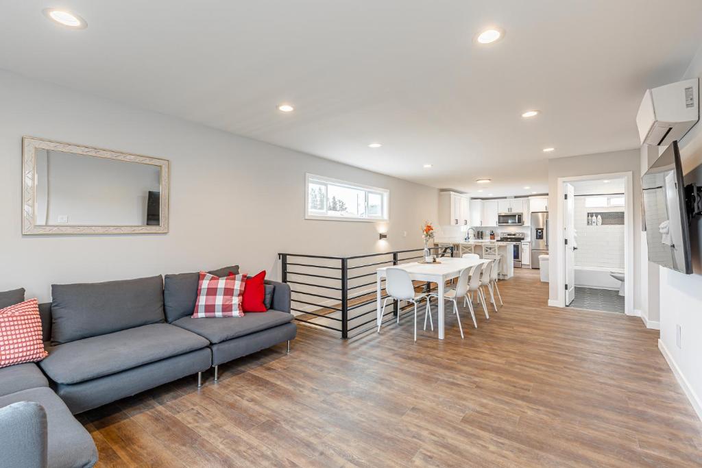 西雅图Beautifully remodeled Rambler in South Seattle的客厅配有沙发和桌子