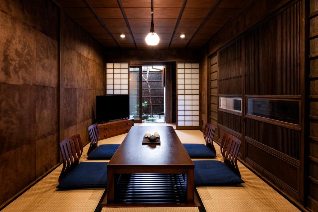 京都Rinn Shijo Machiya的一间带桌椅的用餐室