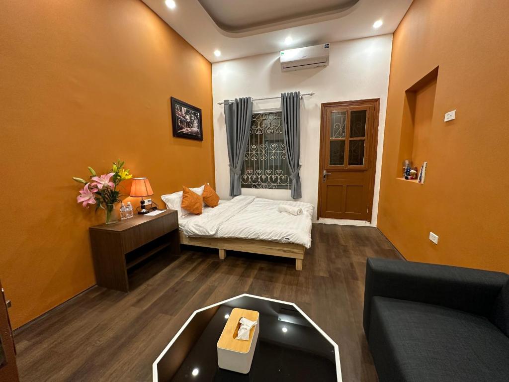 河内Hanoi Old Quarter Inn的客厅配有床和沙发