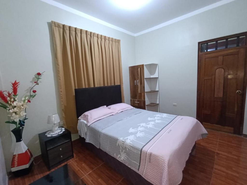 廷戈玛丽亚AlojaRous2的一间卧室配有一张床,铺有木地板