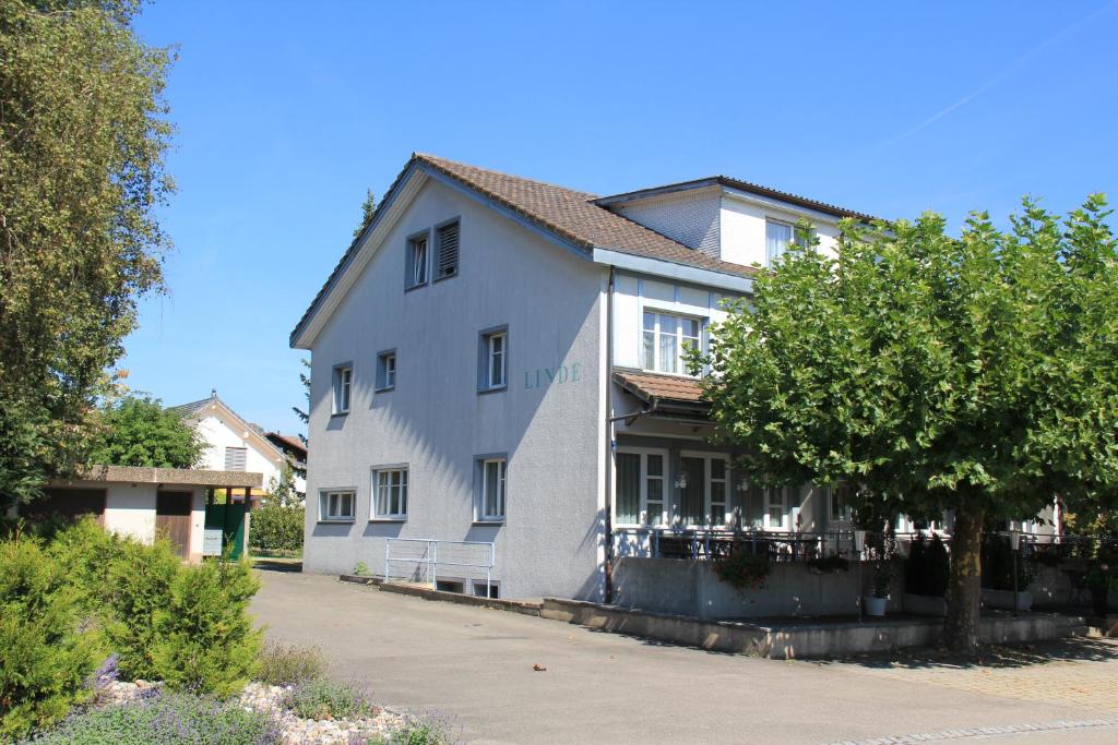 Dettighofen林德酒店的前面有一棵树的白色房子