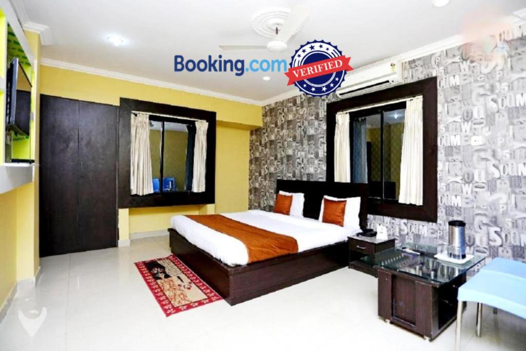 普里Hotel Sai Sandpiper Puri Near Sea Beach的一间卧室配有一张床和一张书桌