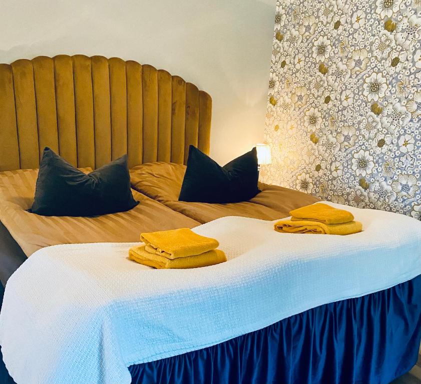 南雪平Villa Syren的两张位于房间的床,上面有黄色的毛巾