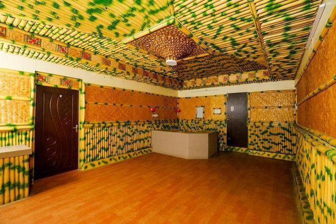蓬蒂切里Sejour D Confort (Bamboo Stays)的墙壁上铺着彩色瓷砖的空房间