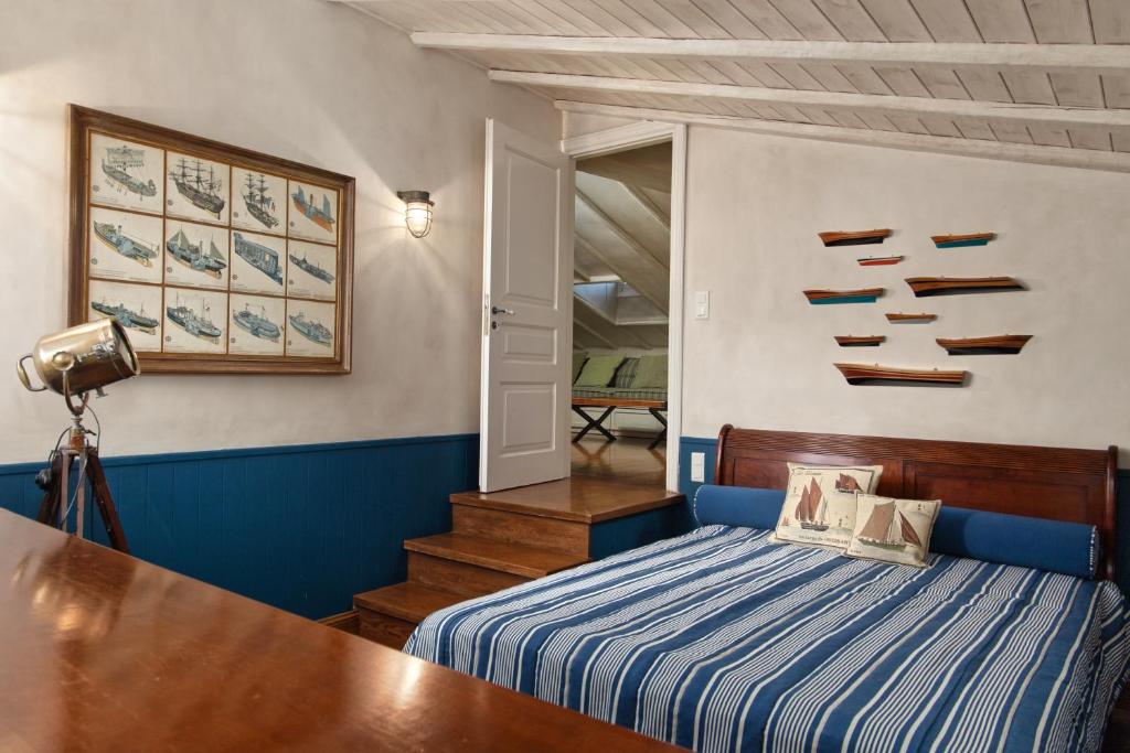 安德罗斯Androspremiumvillas的一间卧室配有一张蓝色和白色条纹的床