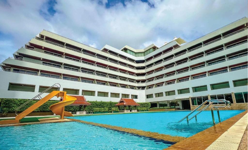 芭东海滩Patong Resort Hotel - SHA Extra Plus的一座带游泳池和大型建筑的酒店