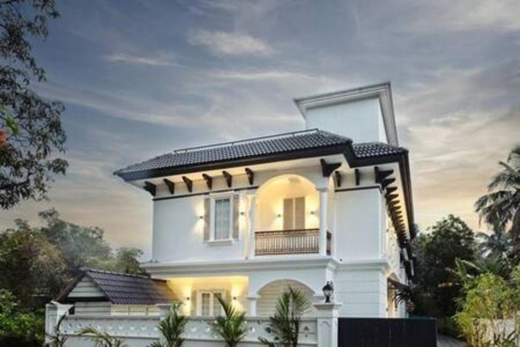 GoaAmanassa 2 Luxury 4BHK Villa with pool in Assagaon的白色房子,有天空的背景