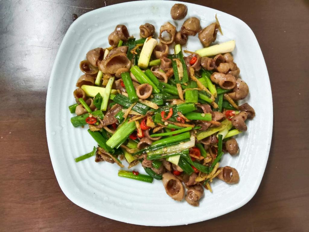 Củ ChiHotel ĐUC THANH VINH的一块白色的食品,有蘑菇和蔬菜