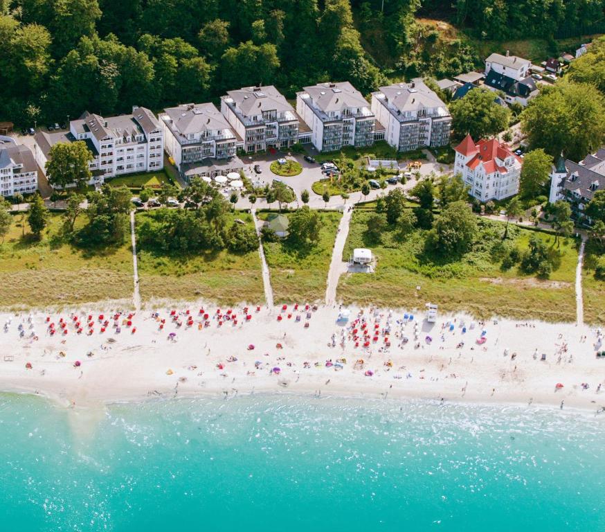宾茨宾兹大酒店的一群人从空中欣赏海滩美景