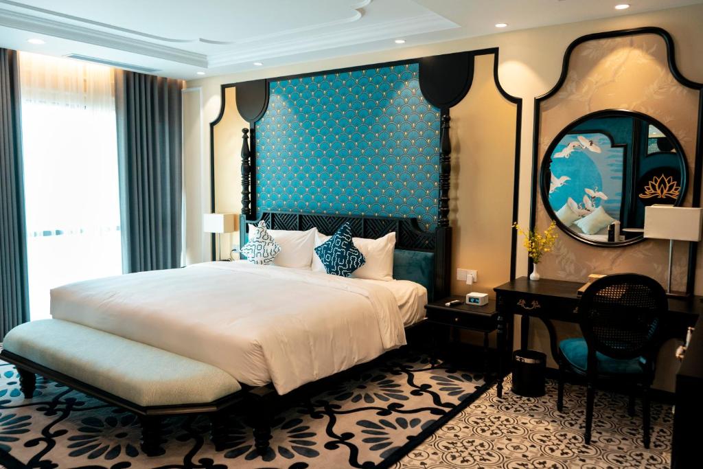 绥和市TUI BLUE Tuy Hoa的一间卧室设有一张大床和蓝色的墙壁