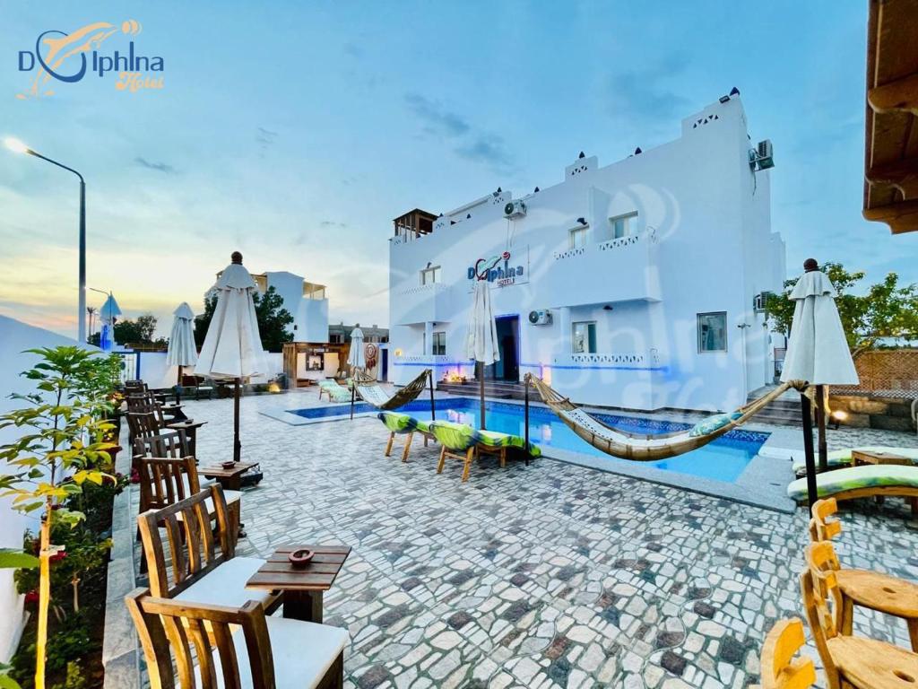 达哈布Dolphina hotel & Restaurant的一个带游泳池和滑梯的度假村