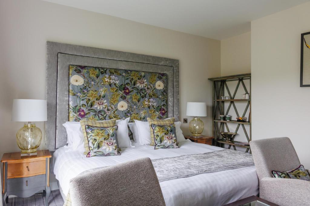 切斯特菲尔德Peak Edge Hotel的一间卧室配有一张大床和花卉床头板