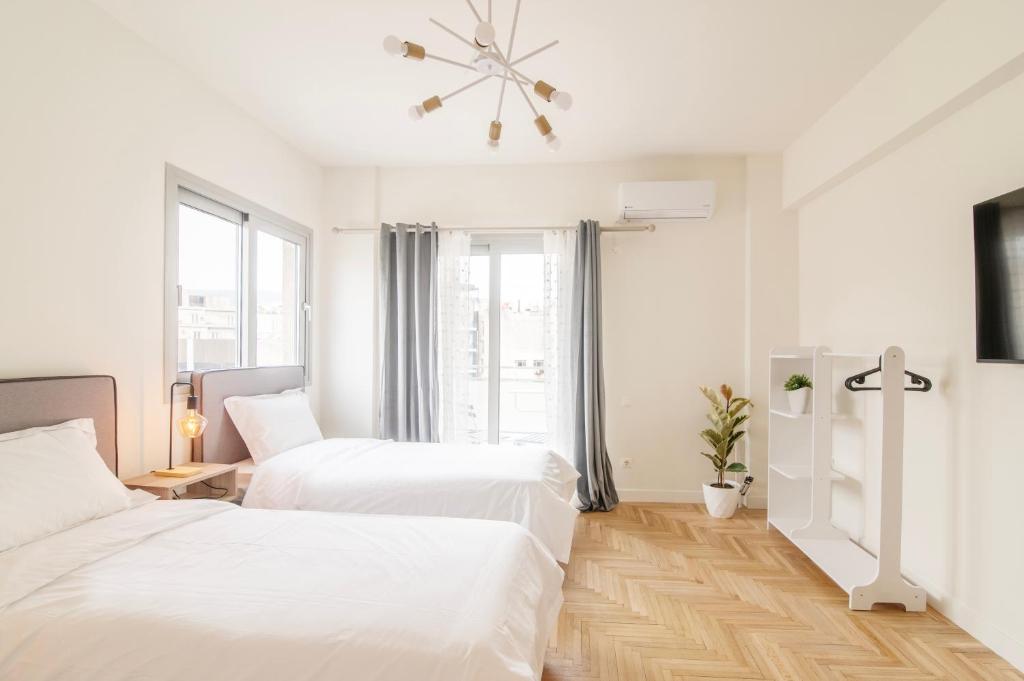 雅典Luxury view of Acropolis的白色客房的两张床,设有窗户