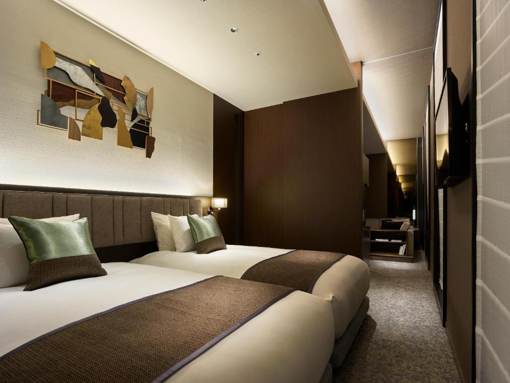 东京银座赛莱斯廷酒店的一间酒店客房,设有两张床和走廊