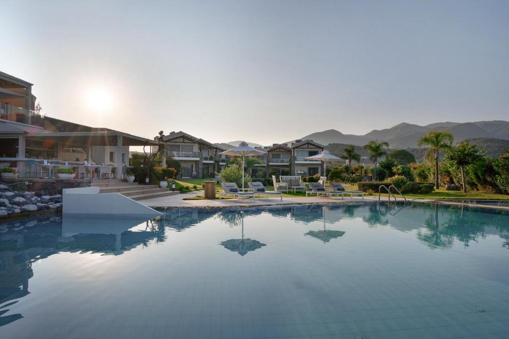 阿尔米罗斯海滩Restia Suites Exclusive Resort -Adults Only的一座位于山间度假村内的游泳池