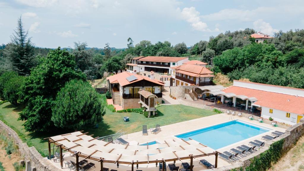阿马里什Quinta do Burgo - Nature Hotel的享有带游泳池的房屋的空中景致