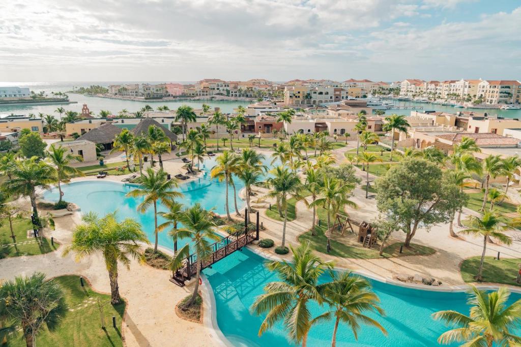 蓬塔卡纳Sports Illustrated Resorts Marina and Villas Cap Cana - All-Inclusive的棕榈树度假村的空中景致