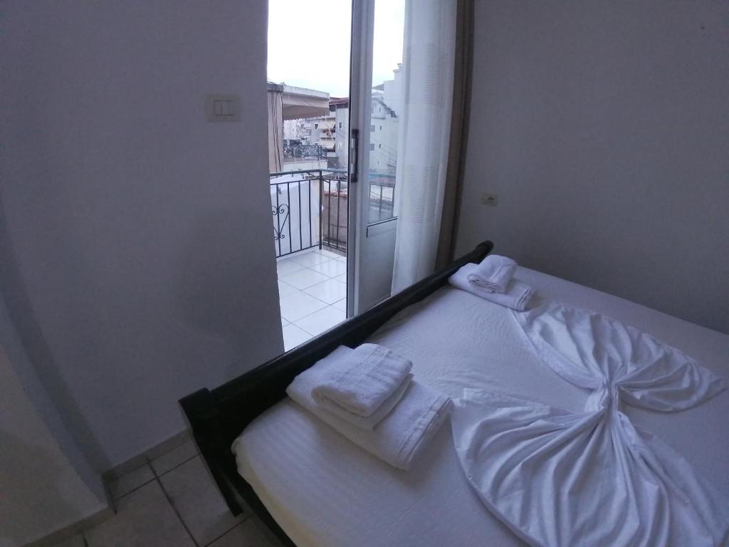 萨兰达Hostel Casa Mia SR的客房内的一张床位,上面有毛巾