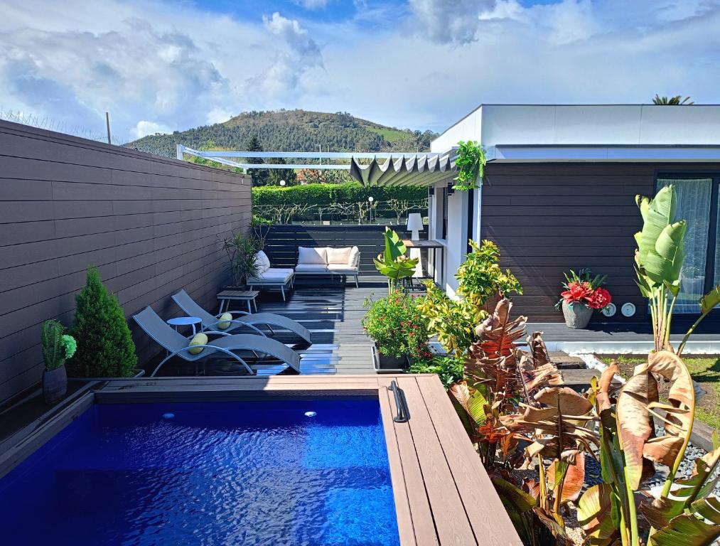 桑提亚纳德玛Norte de Santillana的后院设有游泳池和庭院