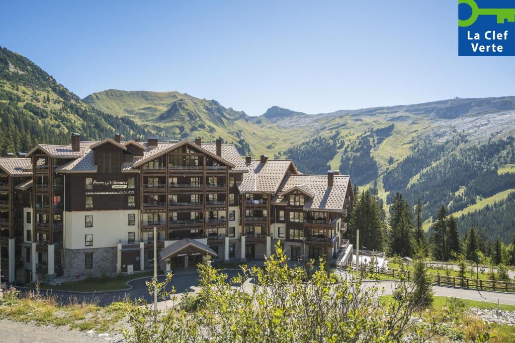 福勒恩莱斯特拉瑟斯赫利俄斯皮埃尔尊贵假日公寓式酒店的山间酒店,背景是山脉