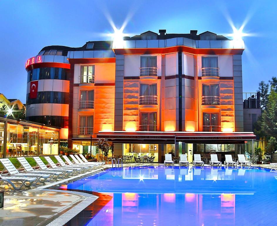 贝利克杜祖Gardan Hotel的大楼前设有游泳池的酒店