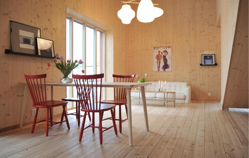 卡特琳娜霍尔姆3 Bedroom Beautiful Home In Katrineholm的一间带桌椅的用餐室
