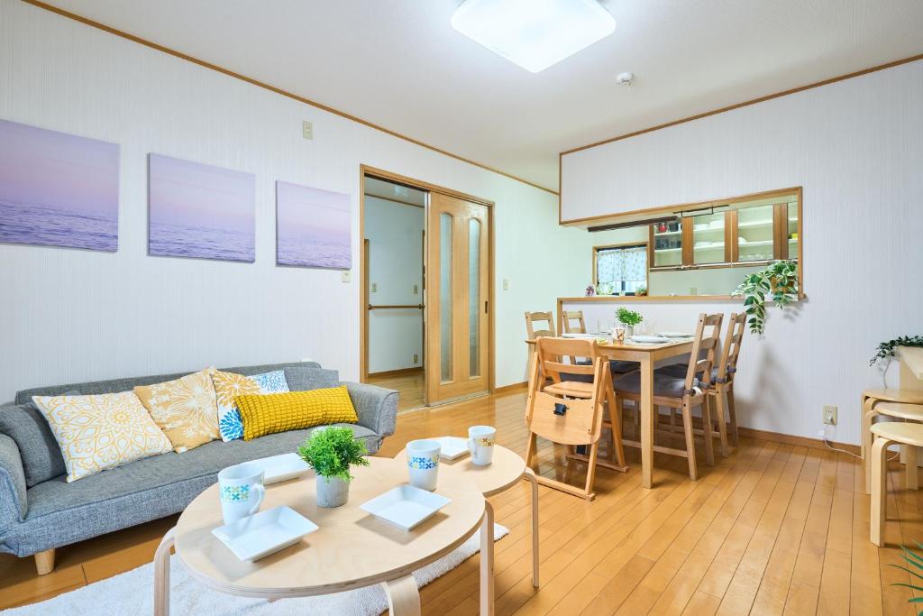 东京Comfy Home Koiwa的客厅配有沙发和桌子