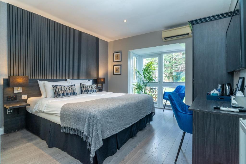 伦敦Croft Court Hotel的一间卧室设有一张床和一个大窗户