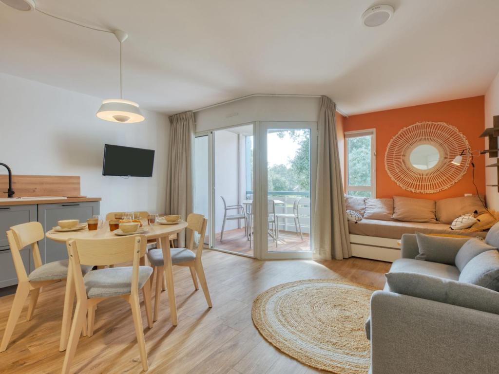 拉卡诺奥肯Apartment Village Cheval Spa Résidences-1 by Interhome的客厅配有桌子和沙发