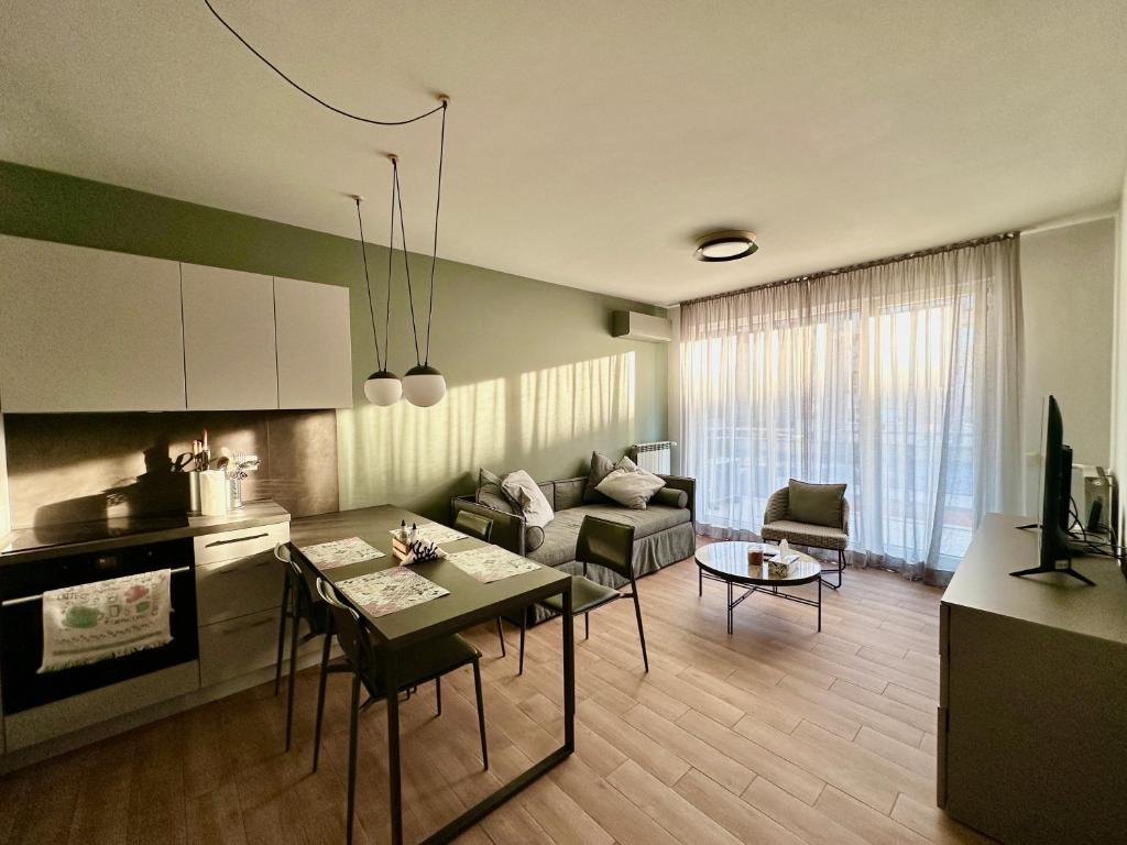 索非亚7th Sense boutique apartments的厨房以及带桌子和沙发的客厅。