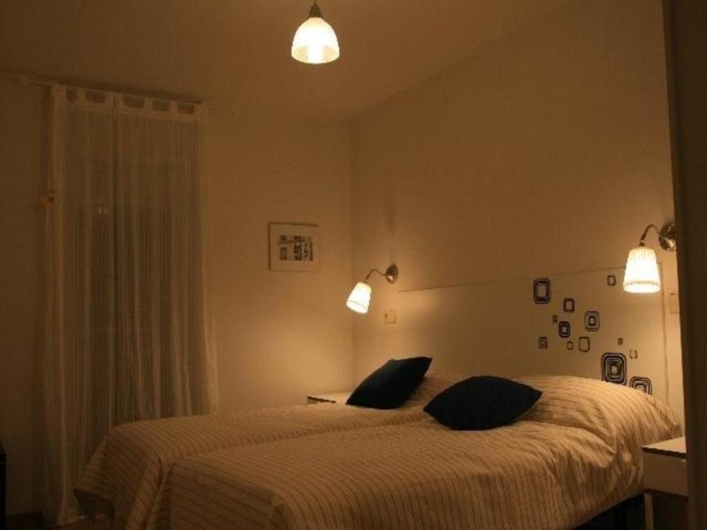 马德里Hochwertige Ferienwohnung im Grüngürtel der Stadt的一间卧室配有一张带两个枕头的床