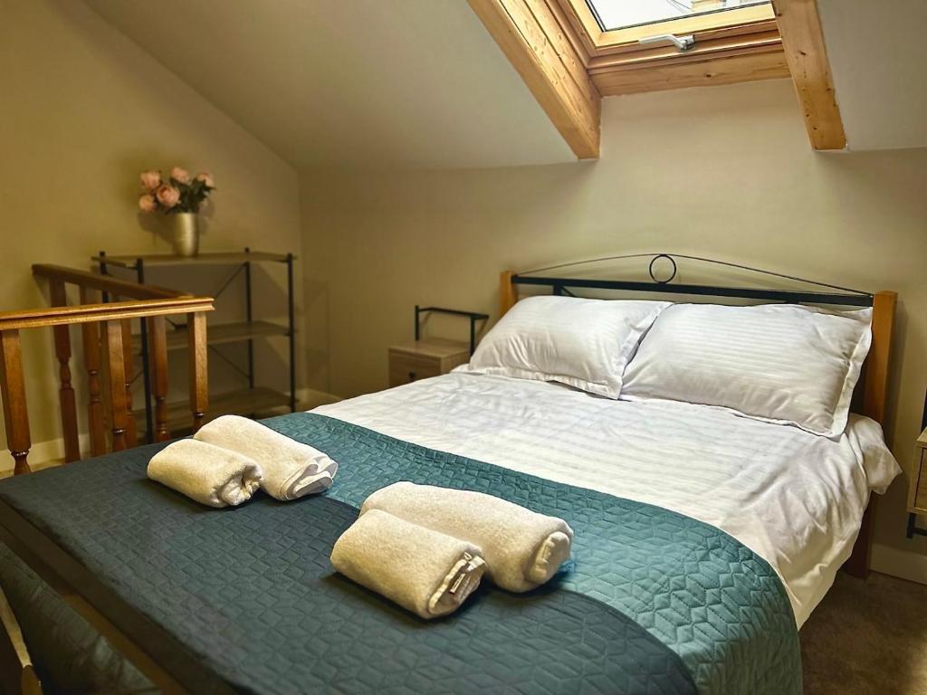 克卢日-纳波卡ALTiDude的一间卧室配有一张床,上面有两条毛巾