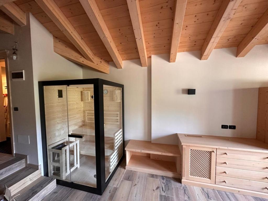 费拉迪普利米罗凯尔提那休闲木屋的客房设有玻璃电梯和木制天花板。