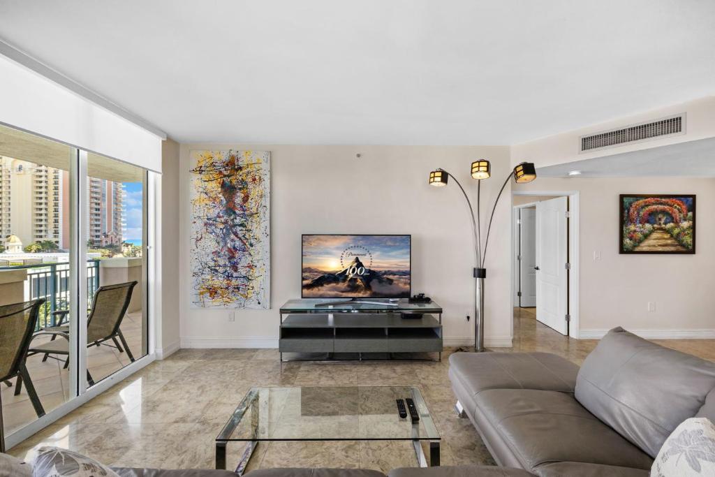 迈阿密海滩King David Dream Home的客厅配有沙发和桌子