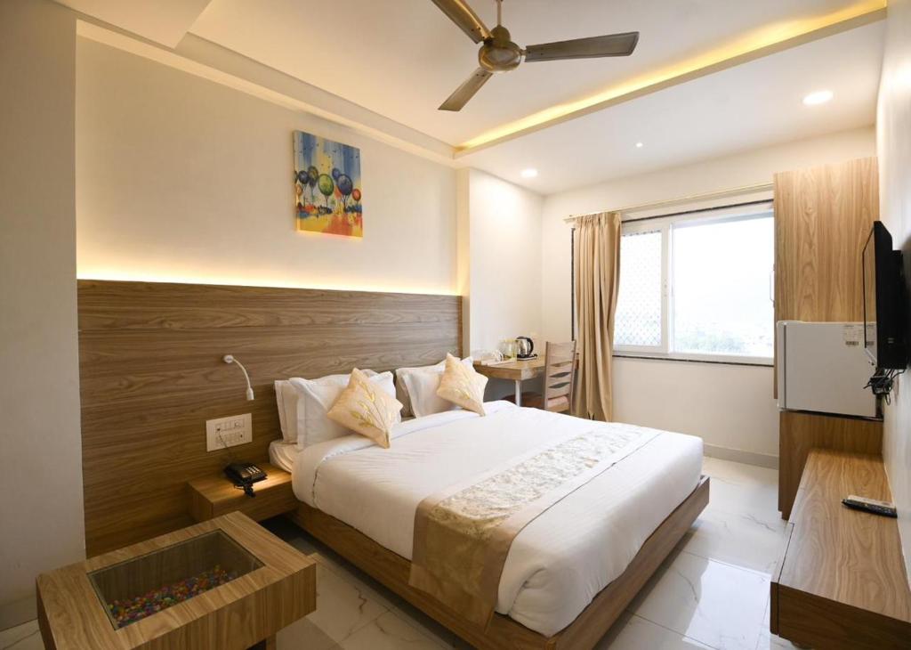 纳特杜瓦拉The RRA Kabras Hotel, Nathdwara的一间卧室配有一张床和一台电视