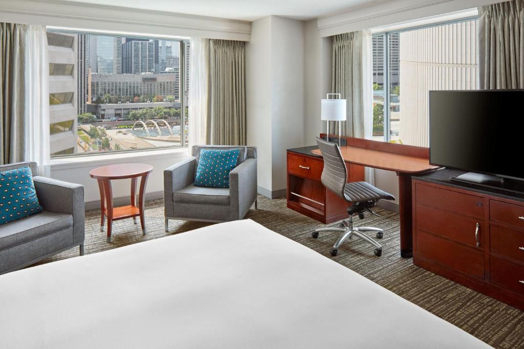多伦多多伦多伊顿中心万豪酒店的酒店客房配有书桌、电脑和椅子。