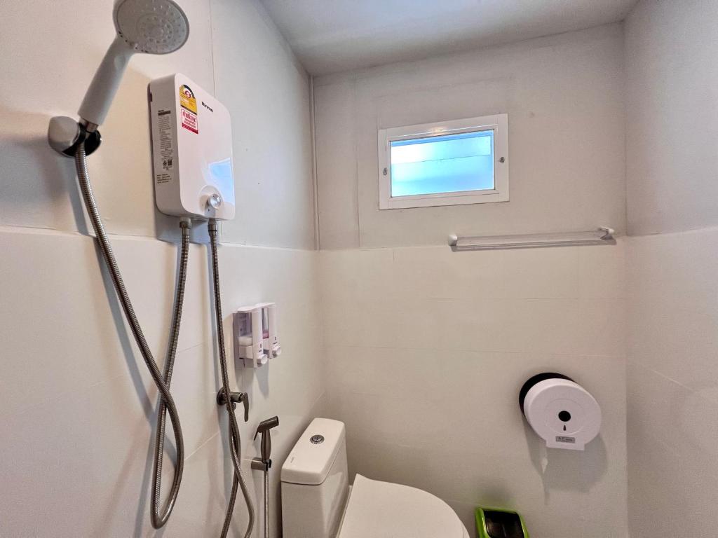 三帕兰MrT Riverside Sampran มิสเตอร์ที โฮมสเตย์-ทองกวาว的一间带卫生间和淋浴的小浴室
