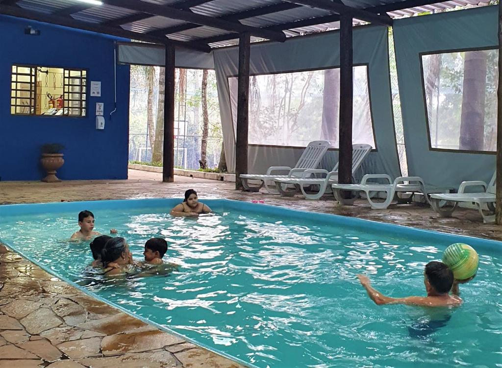 阿蒂巴亚Hotel Fazenda Pirâmides的一群儿童在游泳池玩耍