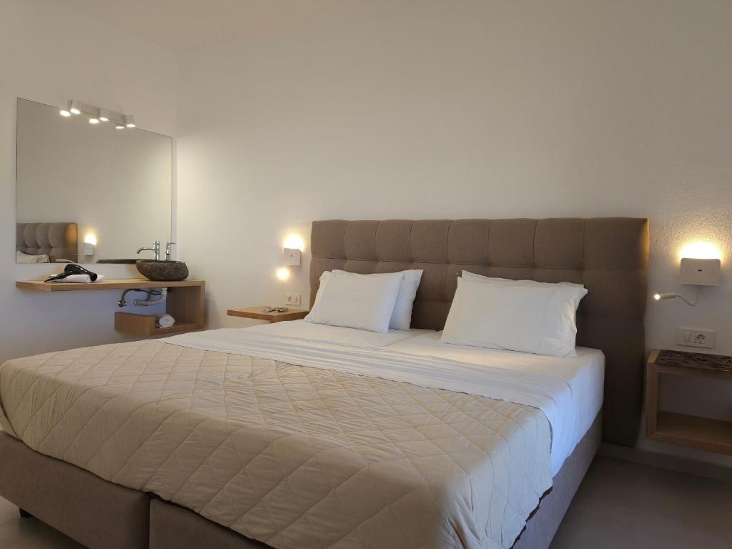普莱诺斯Boomerang Sea View Accommodation and Studios的一间卧室配有一张带两个白色枕头的大床