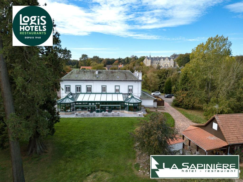 WisquesLogis - Hotel Restaurant La Sapinière的享有带庭院的大型白色建筑的空中景致