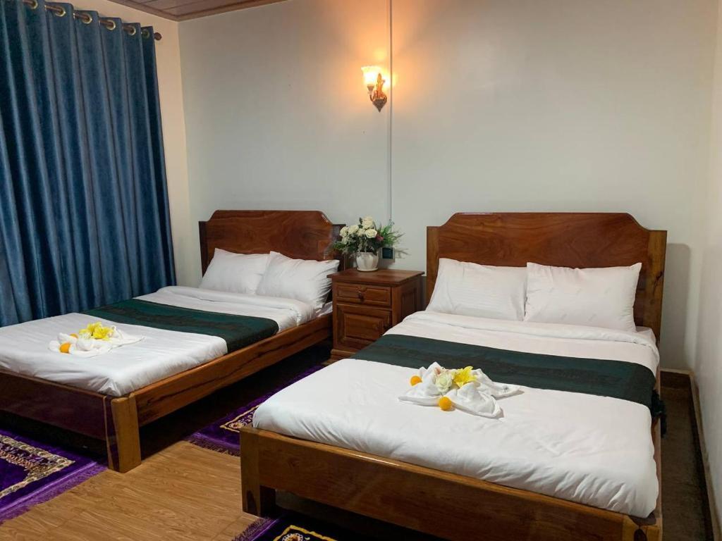 森莫诺隆Samnang Leap guesthouse的两间带食物的酒店客房