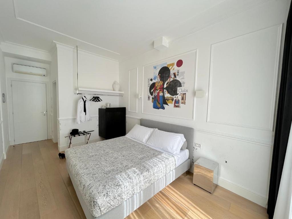 佛罗伦萨圭恰迪尼24号住宿加早餐旅馆的一间白色卧室,卧室内配有一张床
