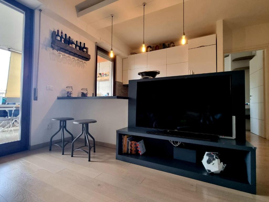 罗马Modern Apartment - StarHouse的客厅配有大电视和2张凳子