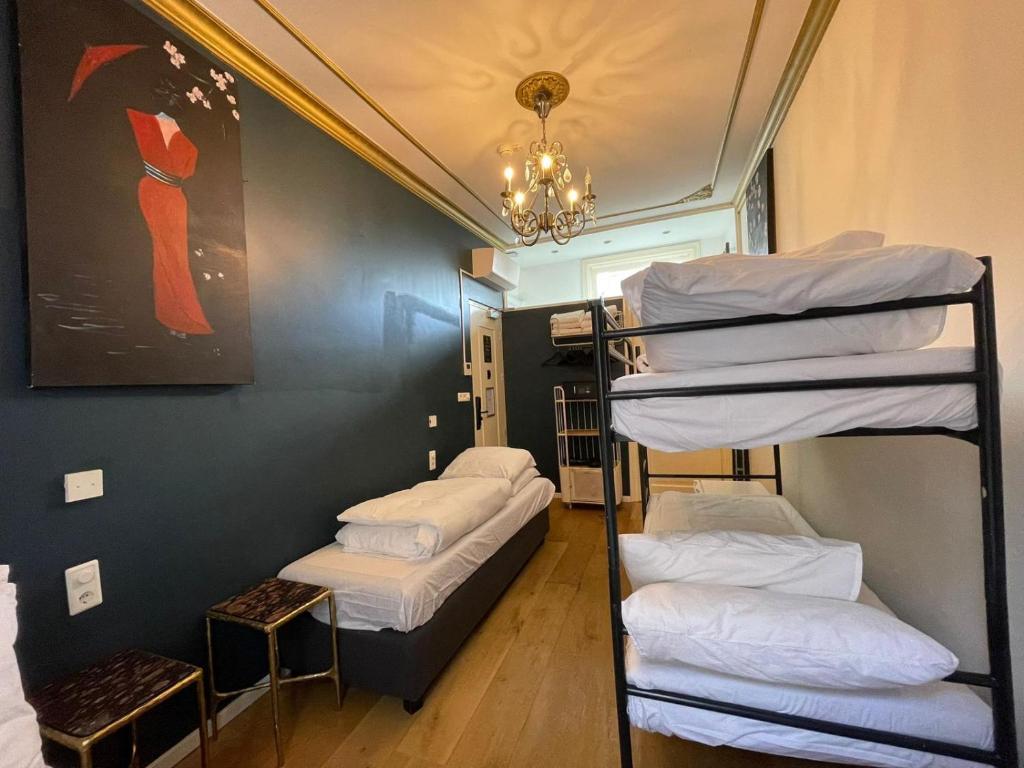 阿姆斯特丹Amsterdam Rembrandt Square city center Hotel的房间里的一组双层床