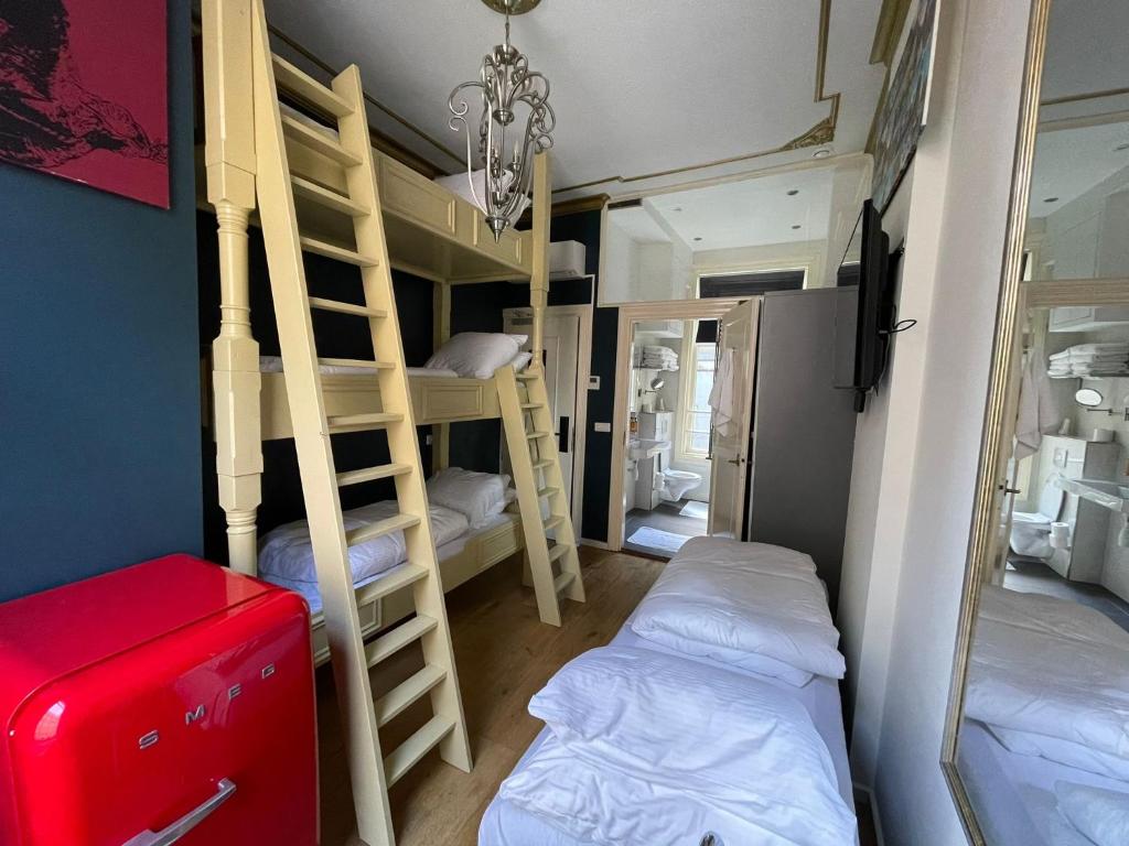 Amsterdam Rembrandt Square city center Hotel客房内的一张或多张床位