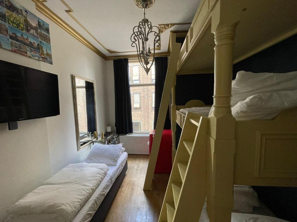 Amsterdam Rembrandt Square city center Hotel客房内的一张或多张床位